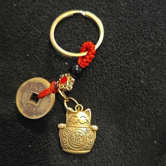 NEW Gold Lucky Cat Keychain with Red Cord - Picture 1 of 2